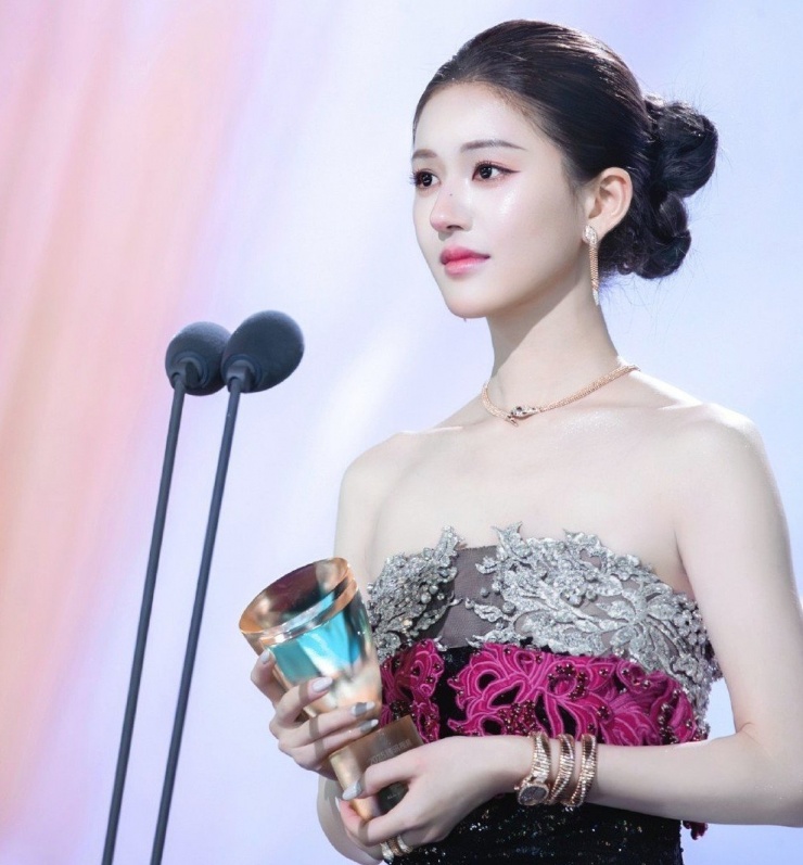 Triệu Lộ Tư được nền tảng sản xuất phim Tencent ưu ái hết mức.