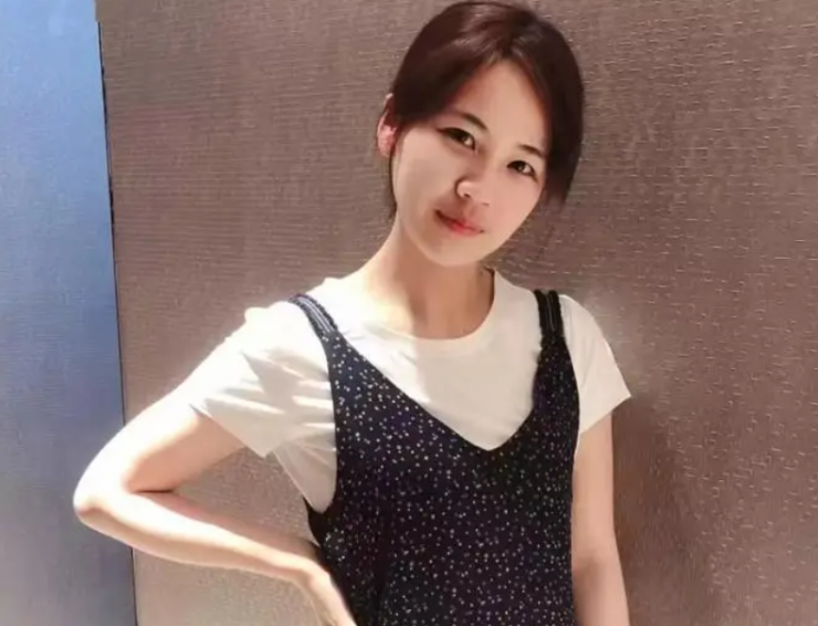 Lulu sinh năm 1994 tại Trung Quốc.