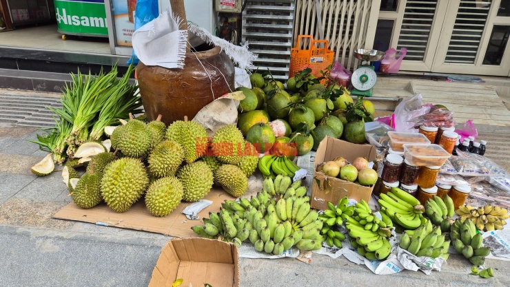 Sầu riêng bán cùng các loại trái cây khác ở phường Tân Định