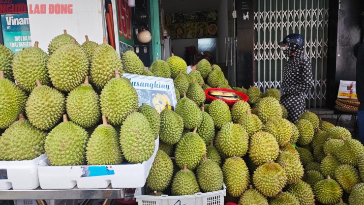 Hàng chất đống tại một điểm chuyên bán sầu riêng tại phường Tân Định