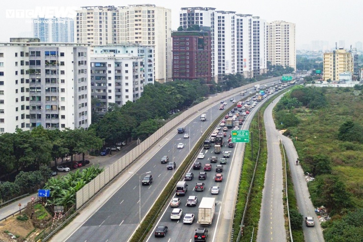 Chưa hết nghỉ Tết Dương lịch, người dân lỉnh kỉnh đồ đạc, ùn ùn trở lại Thủ đô - 1