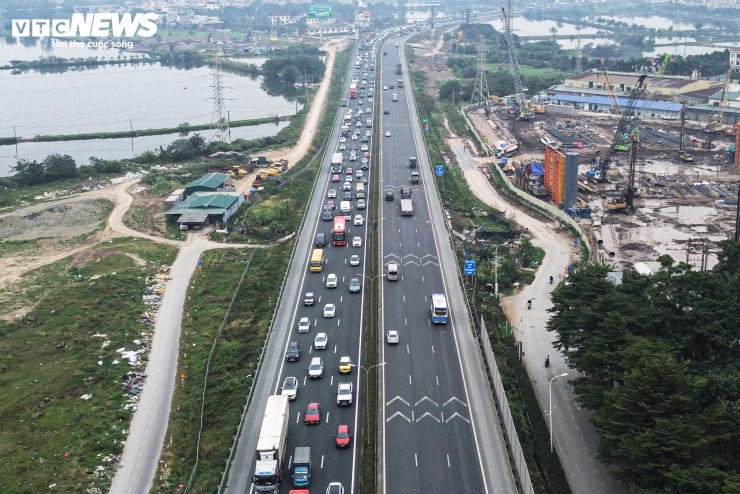 Chưa hết nghỉ Tết Dương lịch, người dân lỉnh kỉnh đồ đạc, ùn ùn trở lại Thủ đô - 2