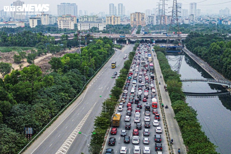 Chưa hết nghỉ Tết Dương lịch, người dân lỉnh kỉnh đồ đạc, ùn ùn trở lại Thủ đô - 3