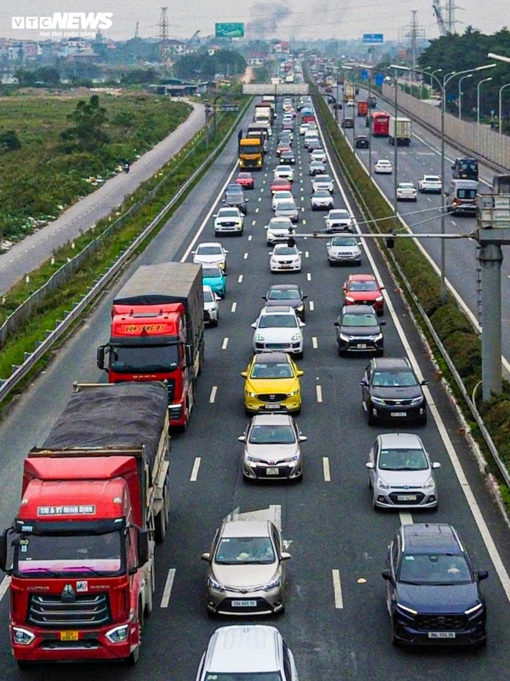 Chưa hết nghỉ Tết Dương lịch, người dân lỉnh kỉnh đồ đạc, ùn ùn trở lại Thủ đô - 4