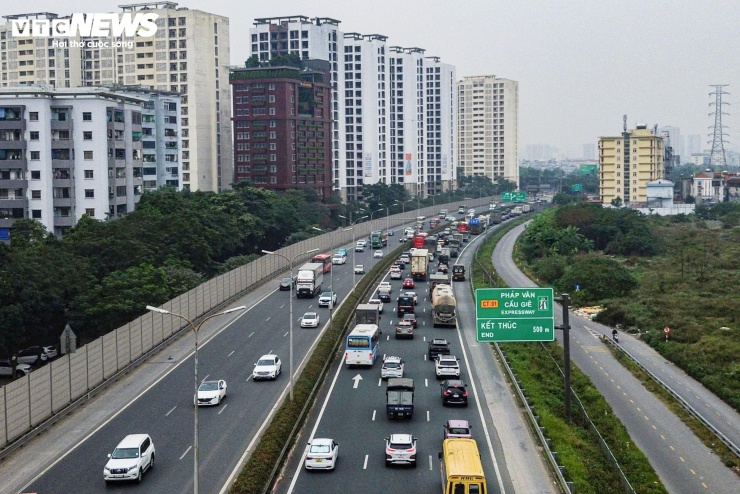 Chưa hết nghỉ Tết Dương lịch, người dân lỉnh kỉnh đồ đạc, ùn ùn trở lại Thủ đô - 5