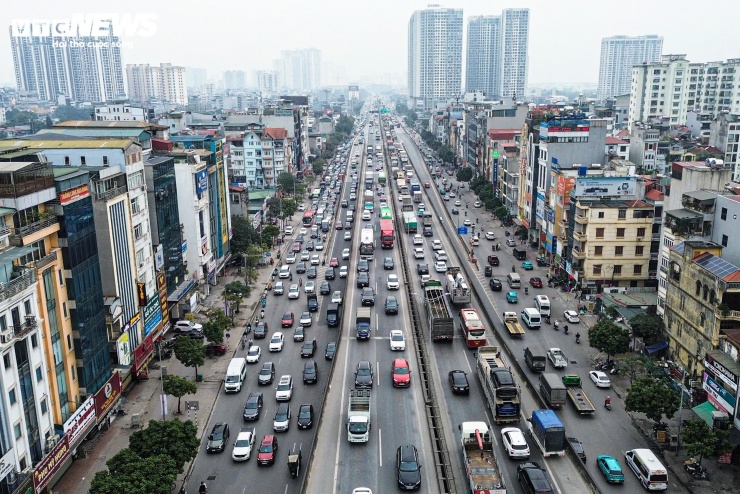 Chưa hết nghỉ Tết Dương lịch, người dân lỉnh kỉnh đồ đạc, ùn ùn trở lại Thủ đô - 6