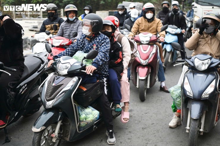 Chưa hết nghỉ Tết Dương lịch, người dân lỉnh kỉnh đồ đạc, ùn ùn trở lại Thủ đô - 7