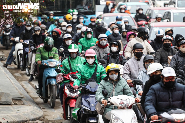 Chưa hết nghỉ Tết Dương lịch, người dân lỉnh kỉnh đồ đạc, ùn ùn trở lại Thủ đô - 8