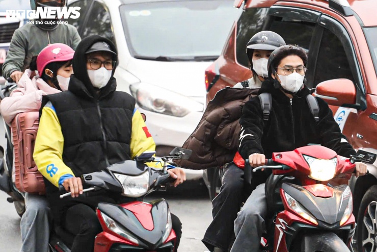 Chưa hết nghỉ Tết Dương lịch, người dân lỉnh kỉnh đồ đạc, ùn ùn trở lại Thủ đô - 9