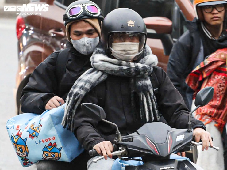 Chưa hết nghỉ Tết Dương lịch, người dân lỉnh kỉnh đồ đạc, ùn ùn trở lại Thủ đô - 11