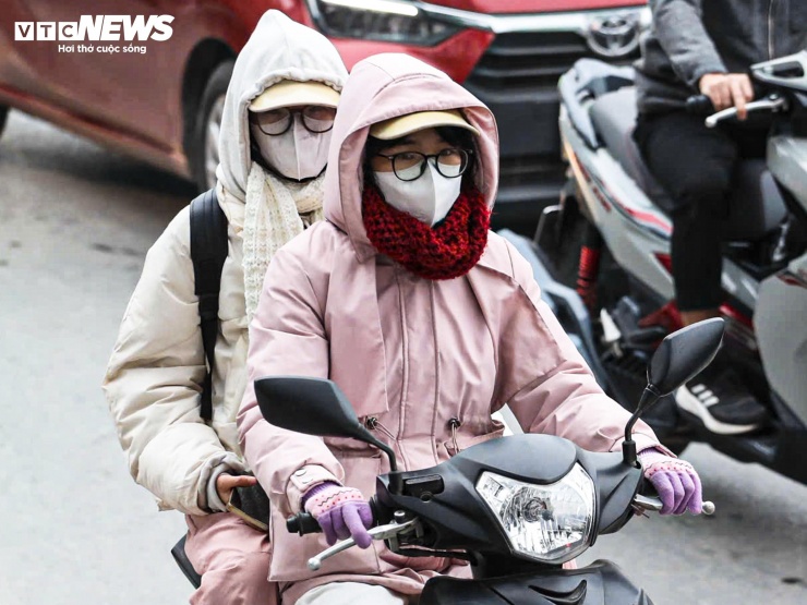 Chưa hết nghỉ Tết Dương lịch, người dân lỉnh kỉnh đồ đạc, ùn ùn trở lại Thủ đô - 12