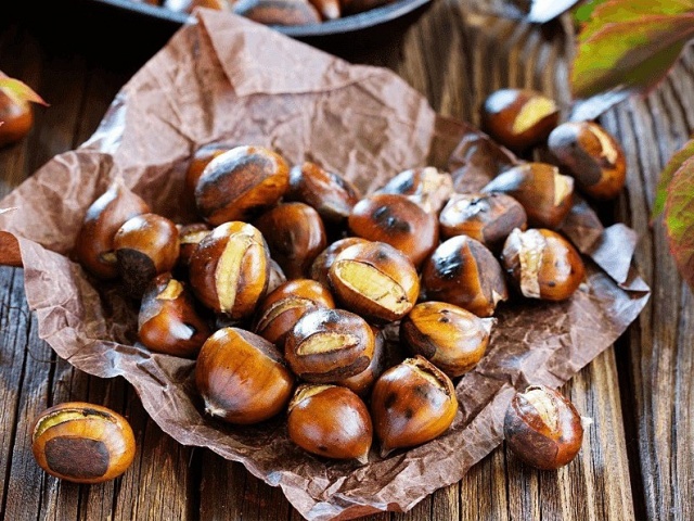 Rang hạt dẻ nhanh gọn với nồi chiên không dầu