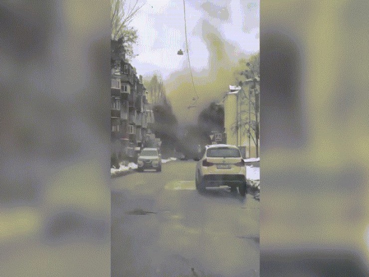 Khoảnh khắc tên lửa đạn đạo Nga phát nổ ở trung tâm Kharkov