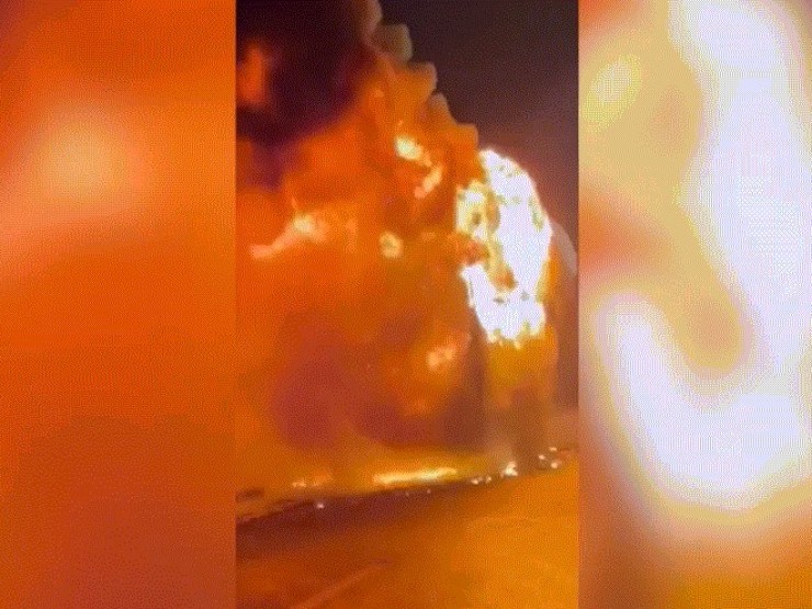 Phút bàng hoàng phát hiện nam sinh mắc kẹt trong xe giường nằm cháy