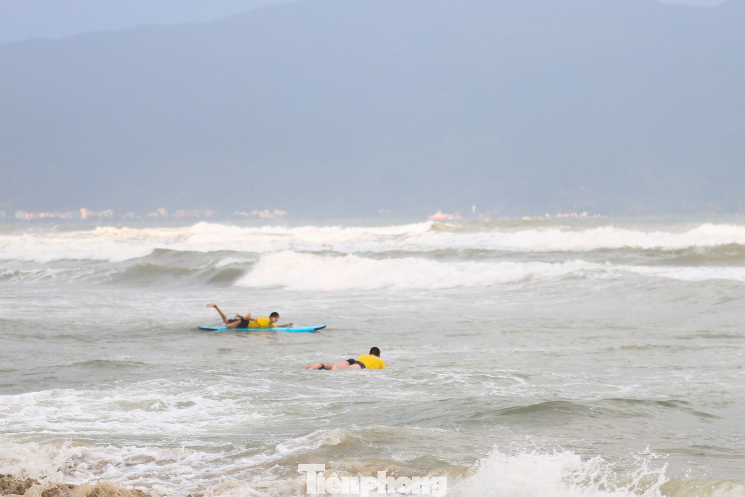 Một số du khách còn phấn khích lướt ván, lướt sóng, chinh phục những con sóng lớn cao quá đầu. Càng về chiều, các bãi tắm lại càng đông đúc, tấp nập.