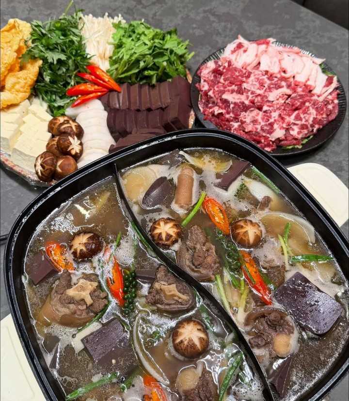 Món lẩu đuôi bò hầm và cơm Nhật kiểu Hamburger.