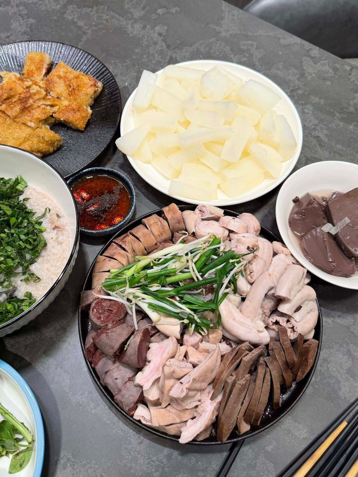 Món lòng lợn và bún đậu mắm tôm.