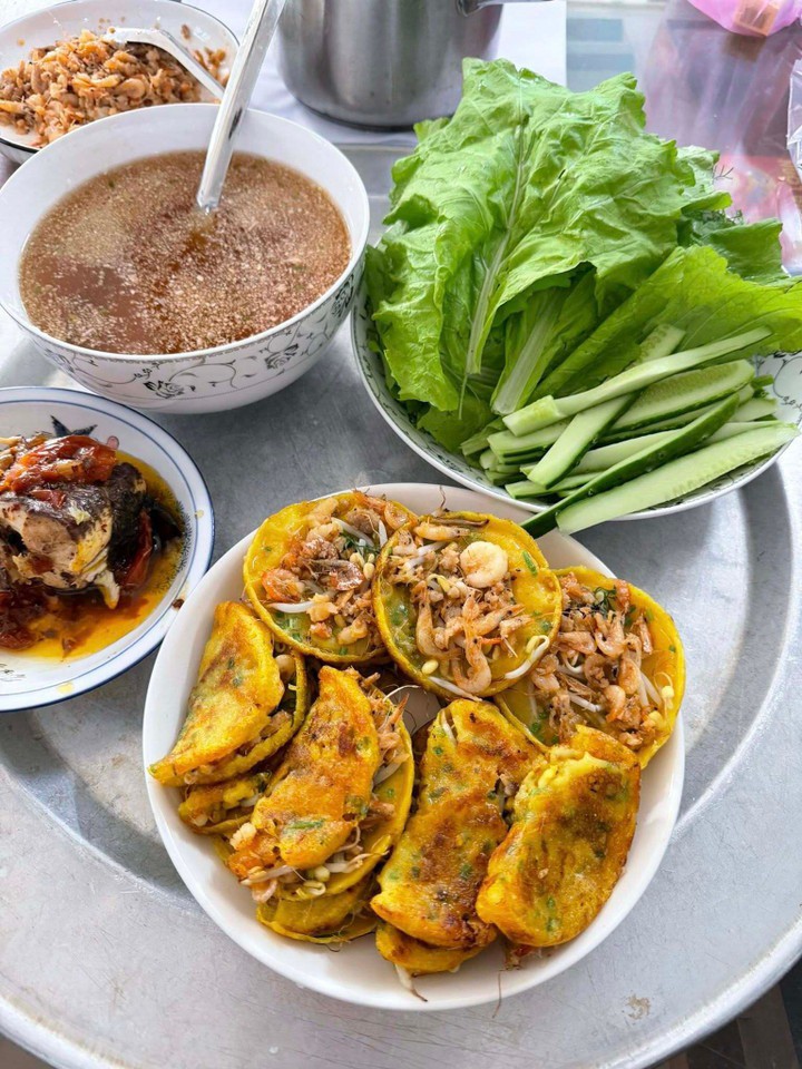 Món bánh xèo tép và bún bò trộn.