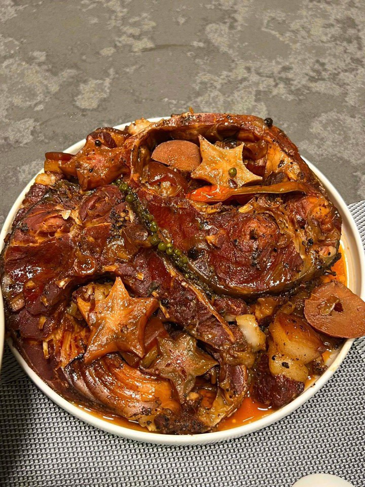 Món cá trắm kho khế và cơm gấu đắp trứng.