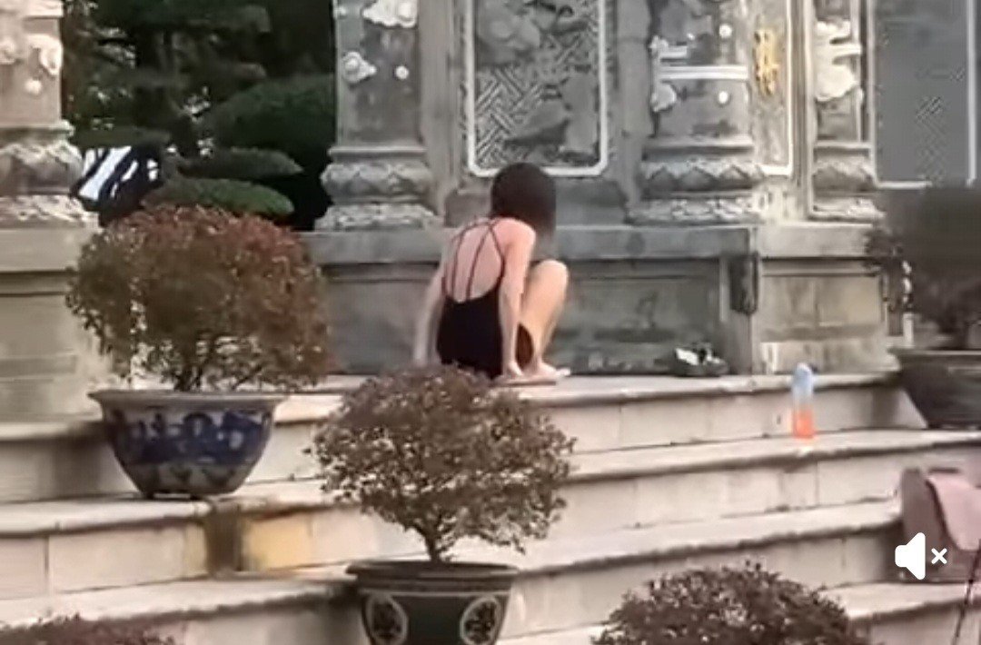 Cô gái tập các động tác "kém duyên" ở chốn chùa chiền.