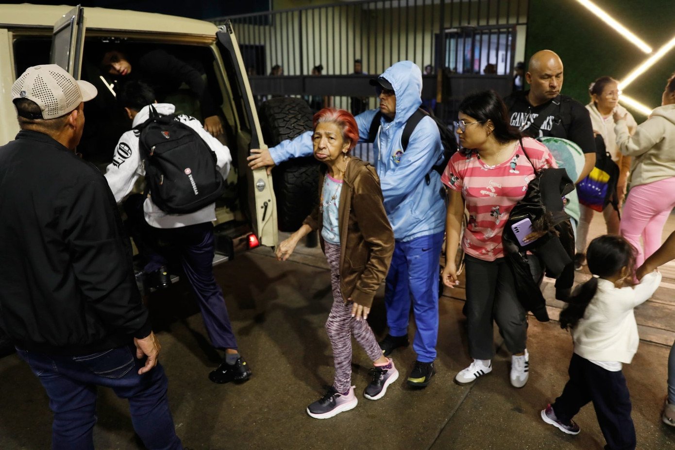 Người dân Venezuela hoảng sợ bỏ chạy và vội vàng sơ tán khi nước này hứng chịu các cuộc tấn công của Mỹ. (Ảnh: AP)