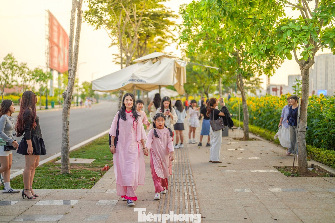 “Cuối năm bận rộn, đầu năm chỉ muốn tìm chỗ thoáng đãng để đi bộ, chụp vài tấm hình lấy không khí mới,” chị Minh Thảo (ngụ ở phường Thủ Đức) chia sẻ khi đưa gia đình đến tham quan vườn hoa.