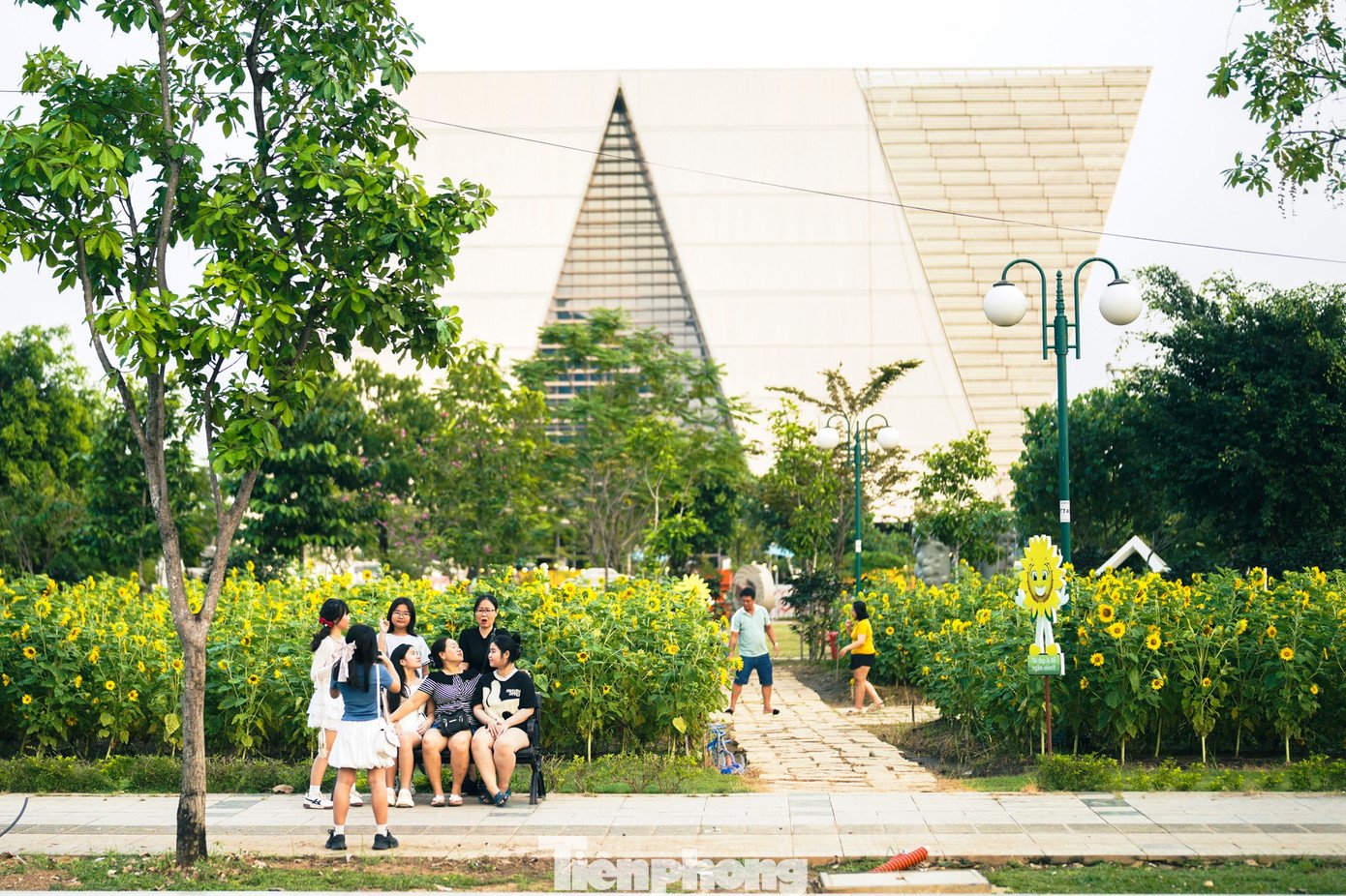 “Cuối năm bận rộn, đầu năm chỉ muốn tìm chỗ thoáng đãng để đi bộ, chụp vài tấm hình lấy không khí mới,” chị Minh Thảo (ngụ ở phường Thủ Đức) chia sẻ khi đưa gia đình đến tham quan vườn hoa.