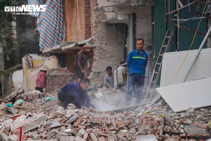 Sau khi phần diện tích thuộc diện giải phóng mặt bằng được tháo dỡ, các hộ dân dọc dự án nhanh chóng sửa chữa, sắp xếp lại không gian nhà ở. Việc gia cố tường, nền và các hạng mục phụ được thực hiện song song với thu dọn vật liệu, giúp các gia đình từng bước thích nghi với điều kiện sinh hoạt mới.