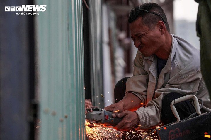 Anh Đỗ Đức Nguyên cho biết, để phục vụ việc tháo dỡ và sửa chữa, gia đình anh phải dồn toàn bộ đồ đạc về phần phía trước ngôi nhà, nhường không gian phía sau cho việc thi công. Do nhiều hạng mục được triển khai cùng lúc, khu vực sinh hoạt những ngày này phát sinh nhiều bụi, song gia đình anh xác định đây là giai đoạn cần thiết nên chấp nhận, không ca thán. Ngôi nhà của anh Nguyên có chiều dài khoảng 10m, trong đó hơn 1,5m thuộc phạm vi giải phóng mặt bằng phục vụ dự án. “Năm nay, gia đình tôi không về quê dịp Tết Dương lịch, ở lại để dọn dẹp, sửa sang nhà cửa, sớm ổn định cuộc sống”, anh Nguyên nói.