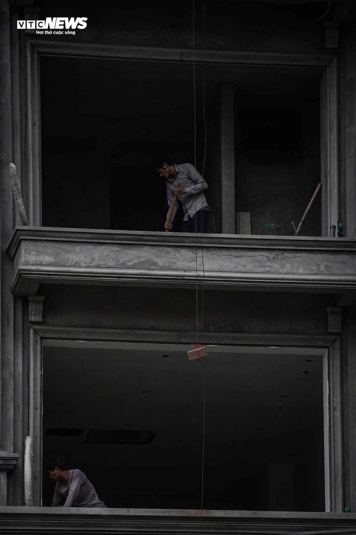 Thi công xuyên Tết, cắt gọt nhà mặt phố Đê La Thành để mở rộng đường Vành đai 1 - 5