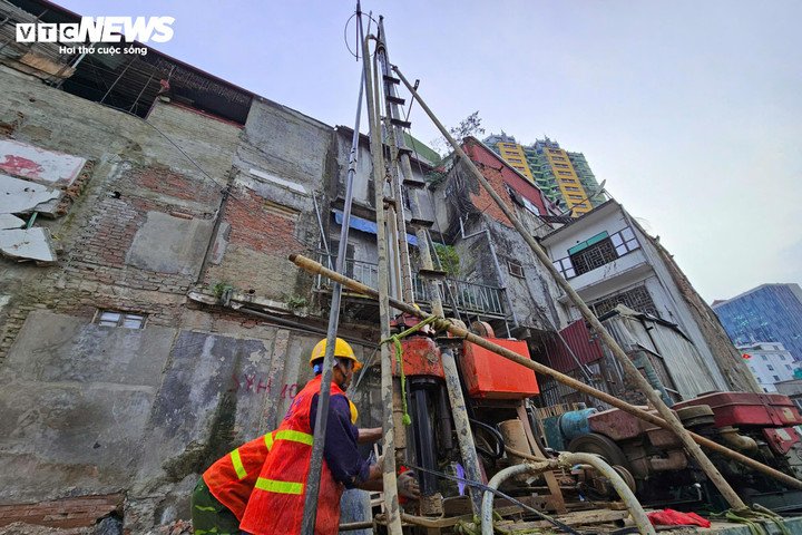 Cùng với sự chủ động của người dân là tinh thần làm việc liên tục của lực lượng công nhân thi công. Trên tuyến phố, máy móc hoạt động cả ngày lẫn đêm, các tổ công nhân thay nhau làm việc theo ca để kịp tiến độ giải phóng mặt bằng theo yêu cầu.