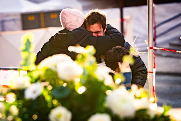 Người dân bật khóc tại hiện trường. (Ảnh: Jean-Christophe Bott/Keystone qua AP)