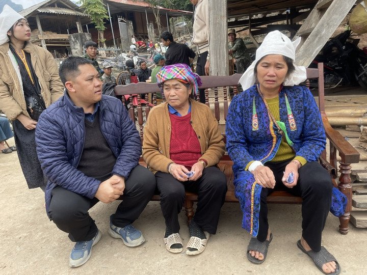 Ông Hoàng Văn Học, Phó Chủ tich UBND xã Mường Giôn đến thăm hỏi, chia buồn cùng gia đình nạn nhân. (Ảnh- TTDV Tổng hợp xã Mường Giôn)