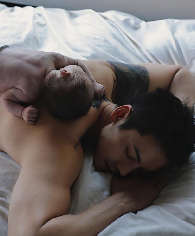 Trần Vỹ Đình bên con trai. Ảnh: Weibo