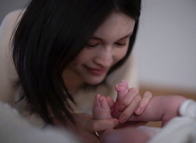 Hà Tuệ bên con trai. Ảnh: Weibo