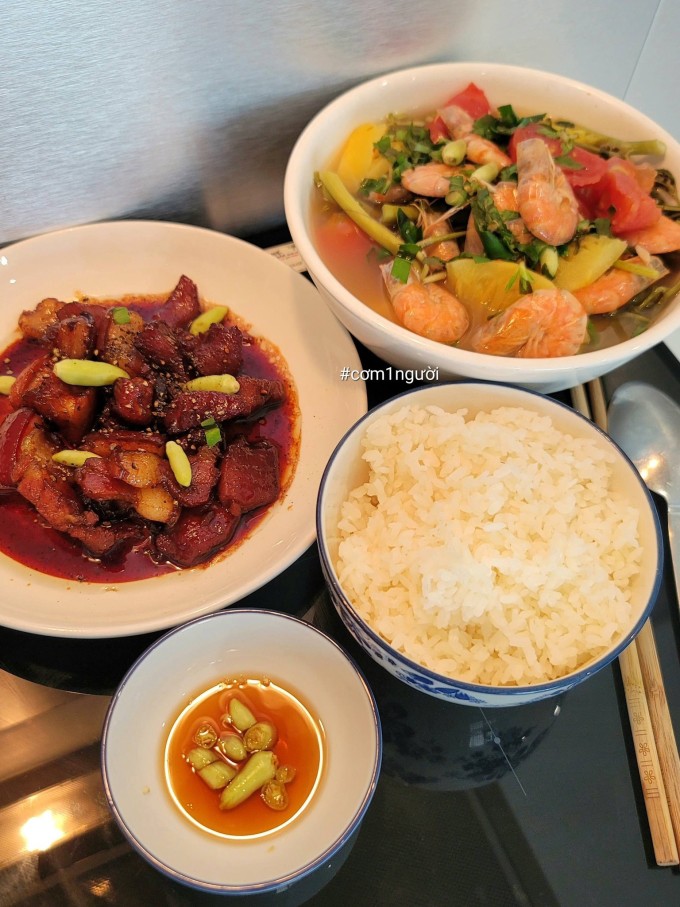 Chàng trai nấu một lần ăn ba bữa để tiết kiệm thời gian và chi phí - 2