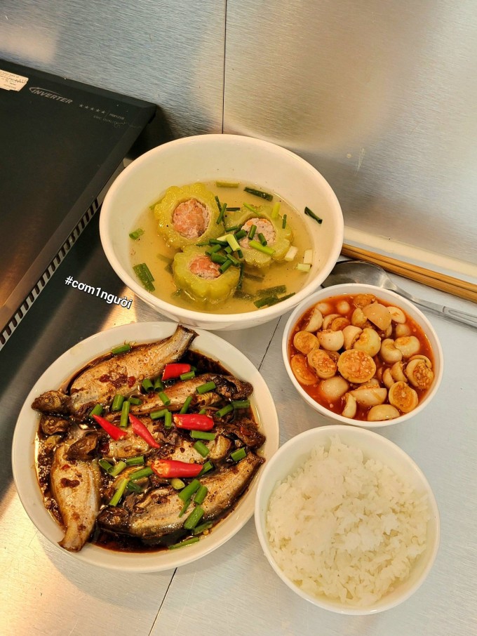 Chàng trai nấu một lần ăn ba bữa để tiết kiệm thời gian và chi phí - 6