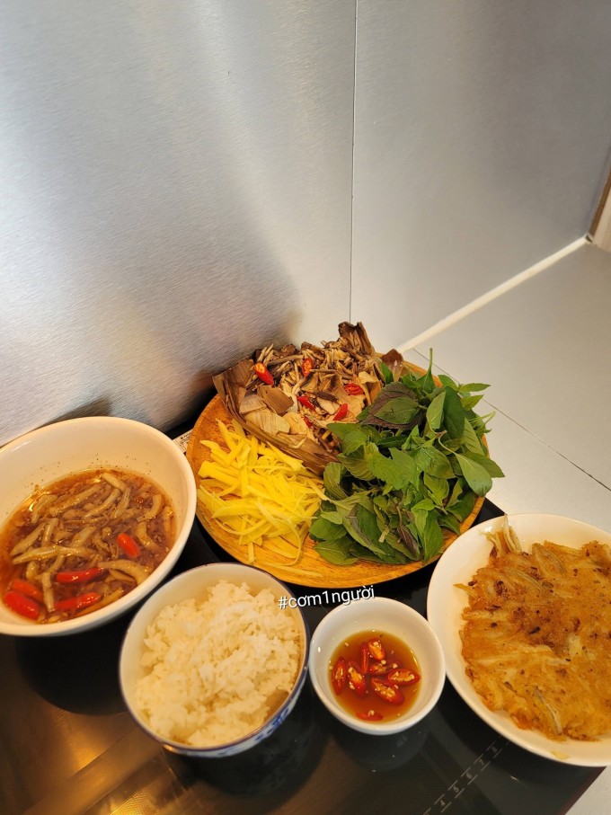 Chàng trai nấu một lần ăn ba bữa để tiết kiệm thời gian và chi phí - 7