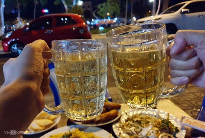 Không nên uống bia ngay sau tập luyện thể thao. Ảnh: Thư Anh