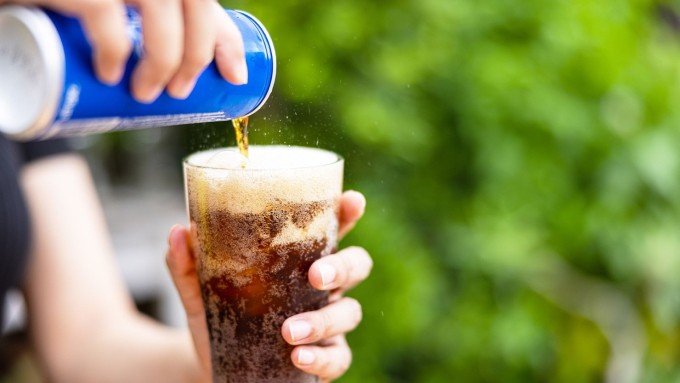 Hàm lượng đường lớn trong các loại nước ngọt dễ dàng hấp thu vào gan, khiến gan phải làm việc quá tải.