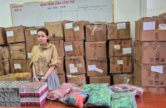 Ngân 98 bị bắt cùng sản phẩm giảm cân. Ảnh: Công an TPHCM