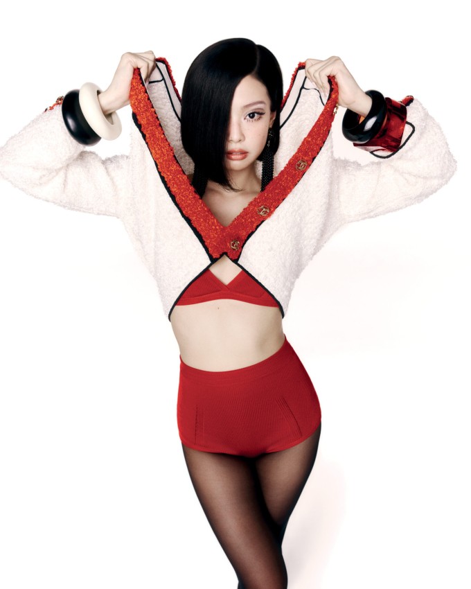 Jennie diện trang phục, phụ kiện Chanel. Ảnh: V Magazine
