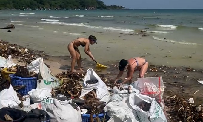 Khách quốc tế tham gia dọn rác ở bãi Khem hôm 1/1. Ảnh: Elena