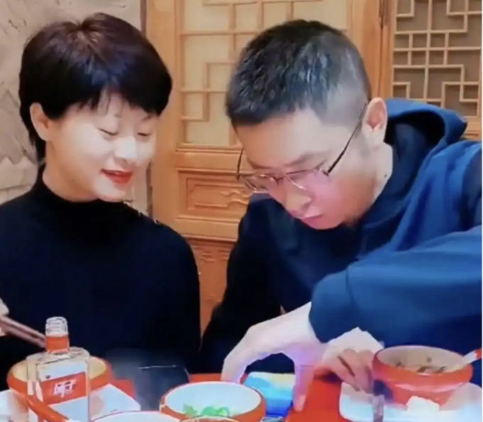 Cô Changzi Jie và chồng. Ảnh: Tạp chí Hôn nhân và gia đình