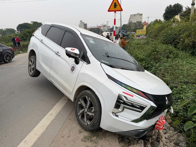 Sau vụ tai nạn liên hoàn, các phương tiện liên quan đều lao xuống vệ đường, hư hỏng nhiều mức độ.