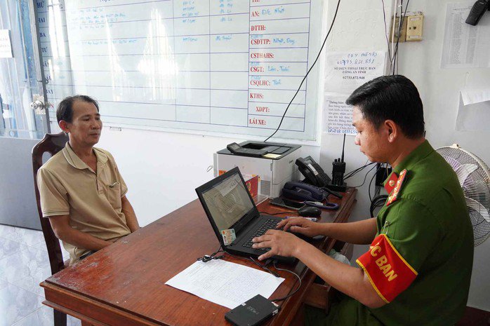 Đối tượng Nguyễn Công Tùng ra đầu thú tại Công an xã Mỹ Thọ sau 1 giờ gây án. Ảnh: Công an Đồng Tháp