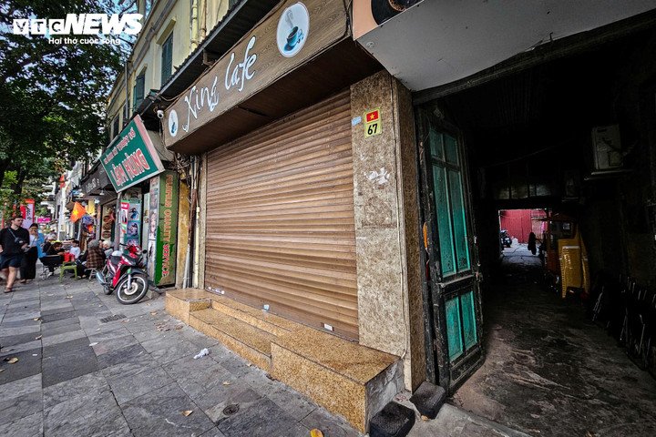 Nhiều hàng quán ven Hồ Hoàn Kiếm lần lượt đóng cửa, thu dọn đồ đạc để bàn giao mặt bằng, khép lại hoạt động kinh doanh gắn bó nhiều năm tại khu vực trung tâm này.