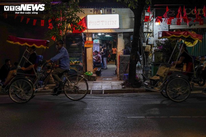 Những ngày này, lượng khách tìm đến quán tăng đột biến, không chỉ để ăn một bát phở quen thuộc mà còn để “chào tạm biệt” không gian ẩm thực nổi tiếng của Hà Nội.