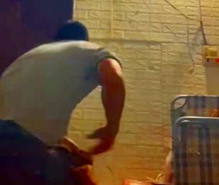 Nội dung trong clip thể hiện cảnh người đàn ông túm tóc đánh người phụ nữ rất dã man. Ảnh: Cắt từ clip