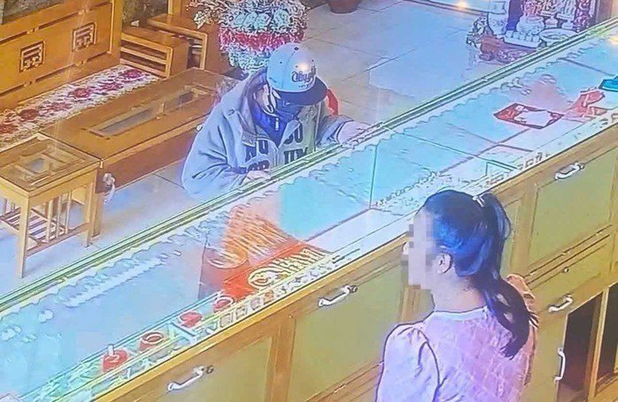 Hình ảnh nghi phạm trong lúc lựa vàng tại tiệm vàng ở chợ Nhân Cơ.